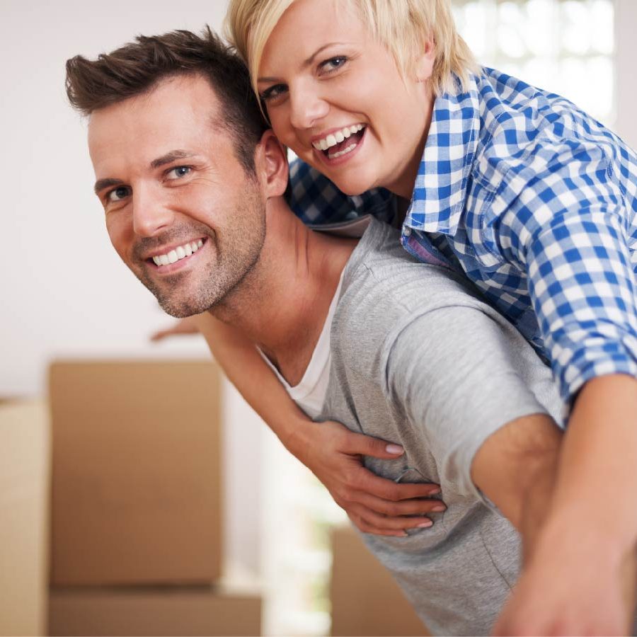 happy-customers-couple-moving happy-customers-couple-moving